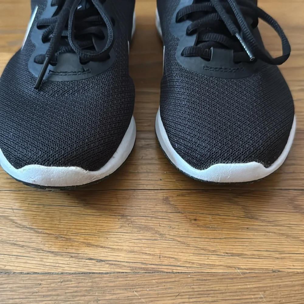 👟Women’s Nike Revolution 6 black/white running shoes. Size 7.5M.